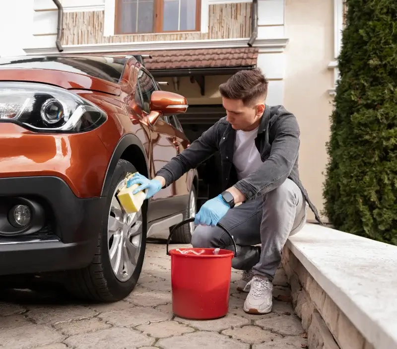Lavage auto à domicile Saint-Michel-sur-Orge : professionnel intervenant sur un véhicule